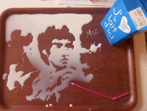 Bruce Lee dibujado con leche
