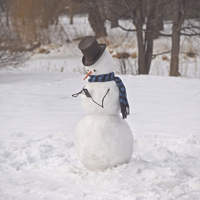Muñeco de nieve con su smartphone