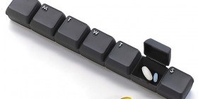 Pastillero con forma de teclado de ordenador