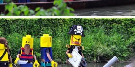 Piratas de LEGO navegando
