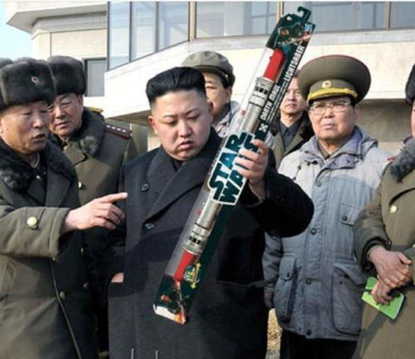 Kim Jong-Un inspecciona sus armas